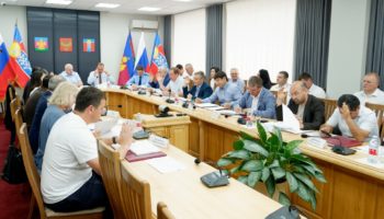 Заседание гордумы Армавира - кандидаты от разных партий