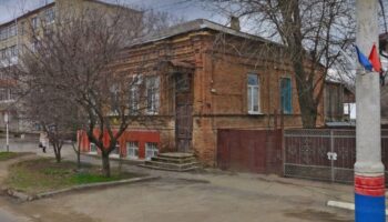 Дом в Армавире по улице Розы Люксембург, 111